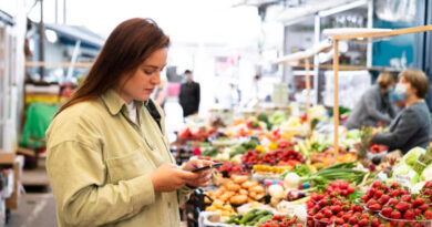 Hasta qué hora está abierta la tienda de alimentos más cercana