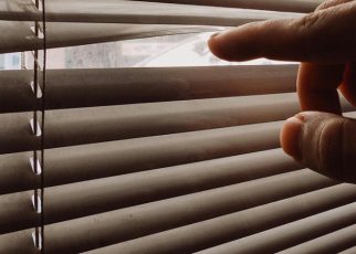 Ventana con persiana