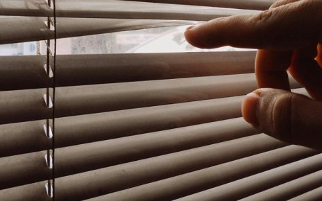 Ventana con persiana